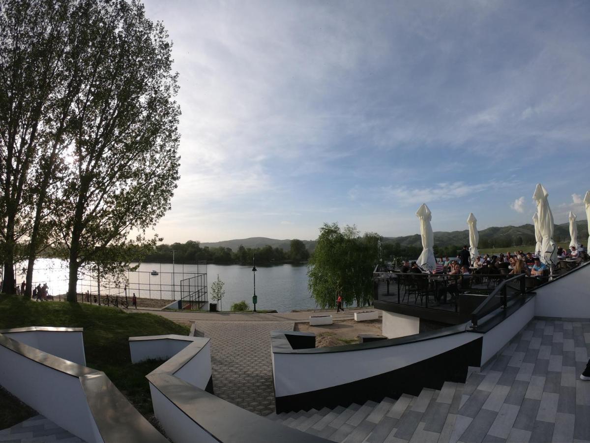 ホテル Prenociste Srebrno Jezero Veliko Gradište エクステリア 写真
